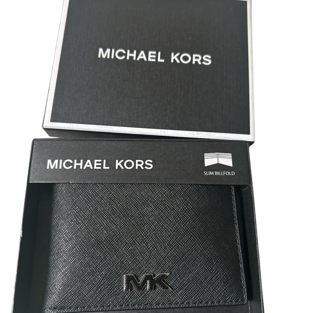 Michael Kors Black Textured Billfold Wallet a retail $78